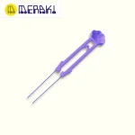 Aguja plástica Meraki para beads de 2.6mm. Herramienta con mango plástico y punta de acero, ideal para proyectos de Pixel Art y manualidades con mini beads. Medida 17 cm, color aleatorio.